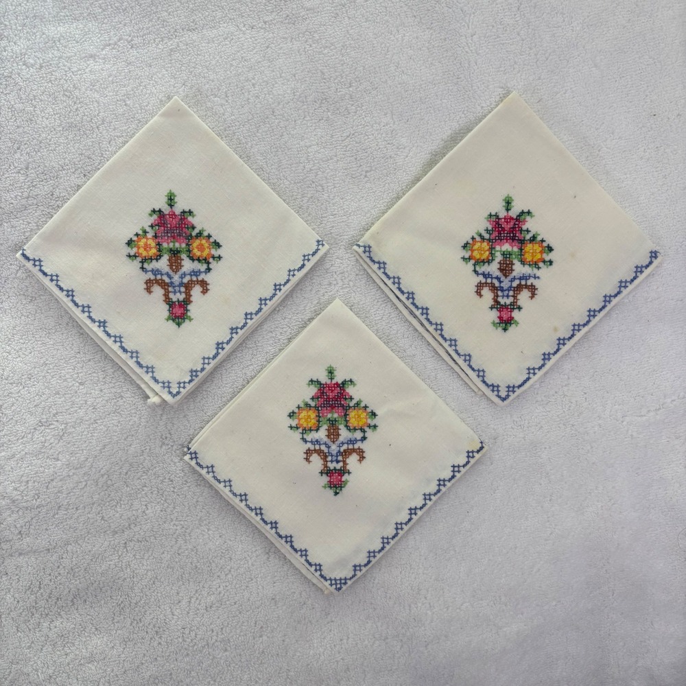 Set‎ of 3 Embroidered Handkerchiefs Floral Design Blue Scalloped Edge